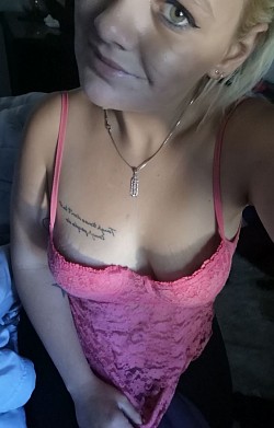 2025 blue dress blond hair independent